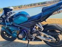 Ils ont reçu ma commande rapidement et sont restés en contact avec moi tout au long du processus de peinture ! Très bon montage et travail de peinture IMMACULÉ !