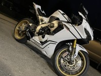 J'ai acheté des carénages de rechange sur mon 20k SP1. Une fois arrivés, l'emballage était excellent, ainsi que l'ajustement et la finition. Tout est coupé et assemblé comme OEM, je l'achèterai certainement à nouveau et je le recommande vivement, BTW, j'ai utilisé mes propres autocollants