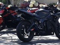 Mon vélo appartenait à un ancien propriétaire et était en mauvais état, alors je suis allé en acheter un nouveau. Le service client a été si efficace et rapide pour répondre à mes questions que mes nouveaux carénages sont arrivés en un mois environ (beaucoup plus vite que je ne le pensais). Je les ai mis et ils étaient superbes ! Je les ai eu depuis un bon moment mais j'ai fini par déposer ma moto récemment et les carénages ont très bien résisté ! Ils ont protégé mon vélo et ont encaissé la majorité des coups. Non seulement ils étaient superbes, mais ils ont très bien résisté et ont protégé mon vélo de tout dommage majeur. Je suis actuellement à la recherche de nouveaux carénages car ils ont fait un travail formidable la dernière fois. Vous ne regretterez pas d'avoir acheté ces carénages, je vous le promets !